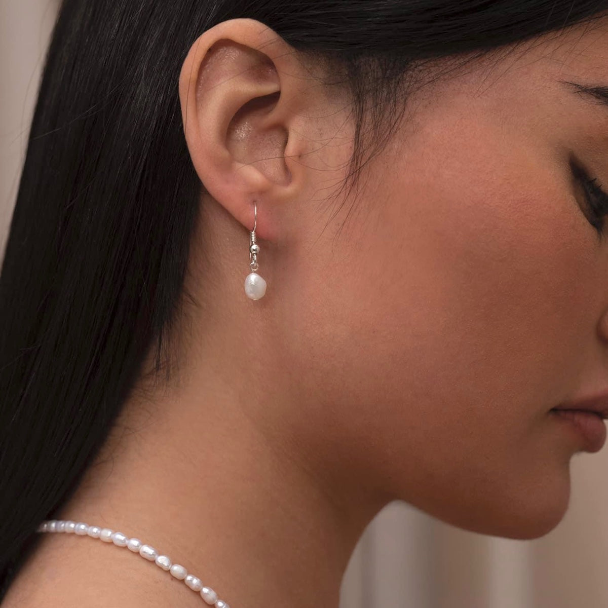 Basic Pearl Earrings