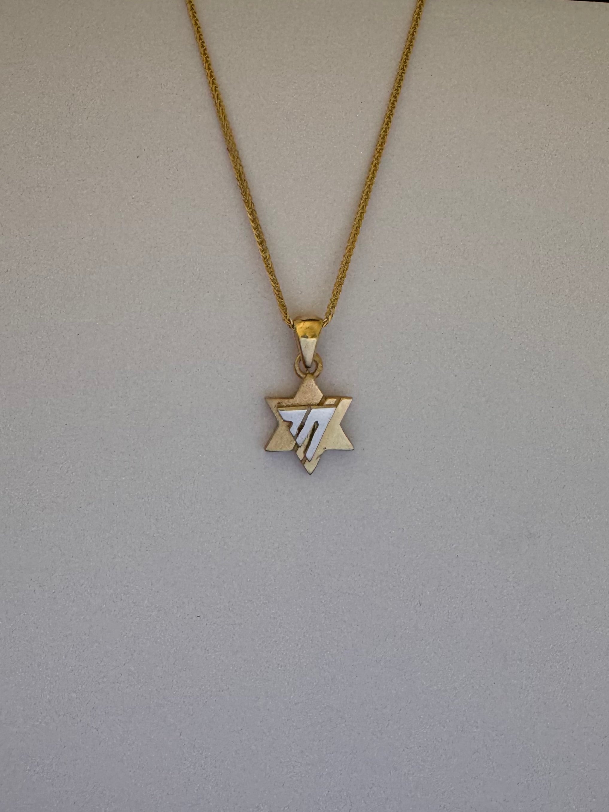 14K Magen david necklace with the engraving "Chai"